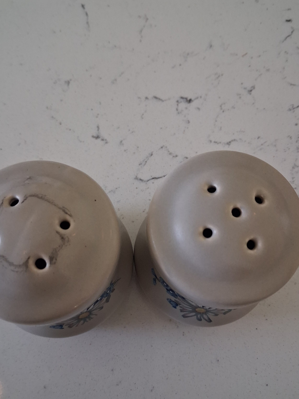Vintage Crockery Inc. USA Blue Daisy Stoneware Salt & Pepper Shakers – Like New! - Picture 2 of 11